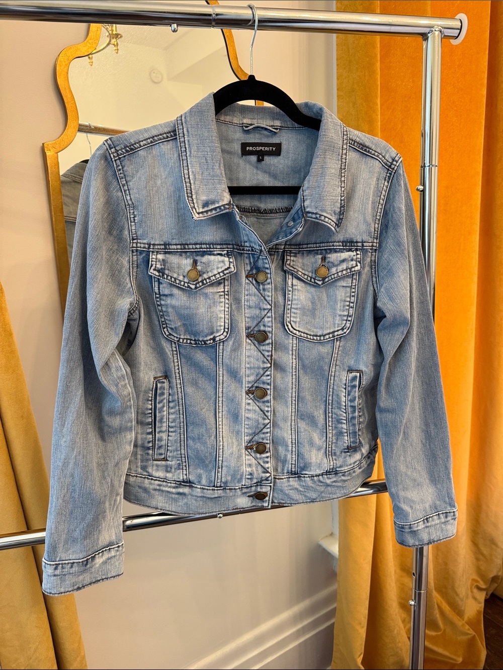 Super soft Jean jacket with usable pockets. Size large